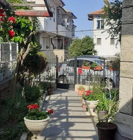 Πανσιόν Kraybrezhna 3 *